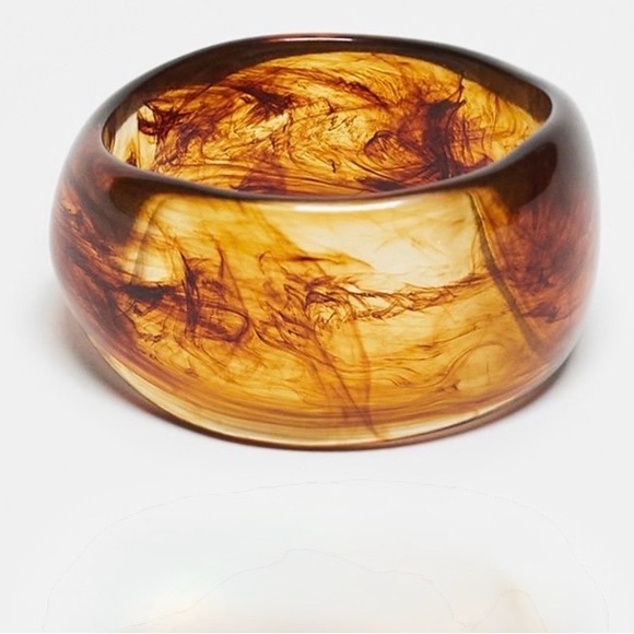 Jewelry - Amber & Gold Tone Swirl Resin Bangle NWT